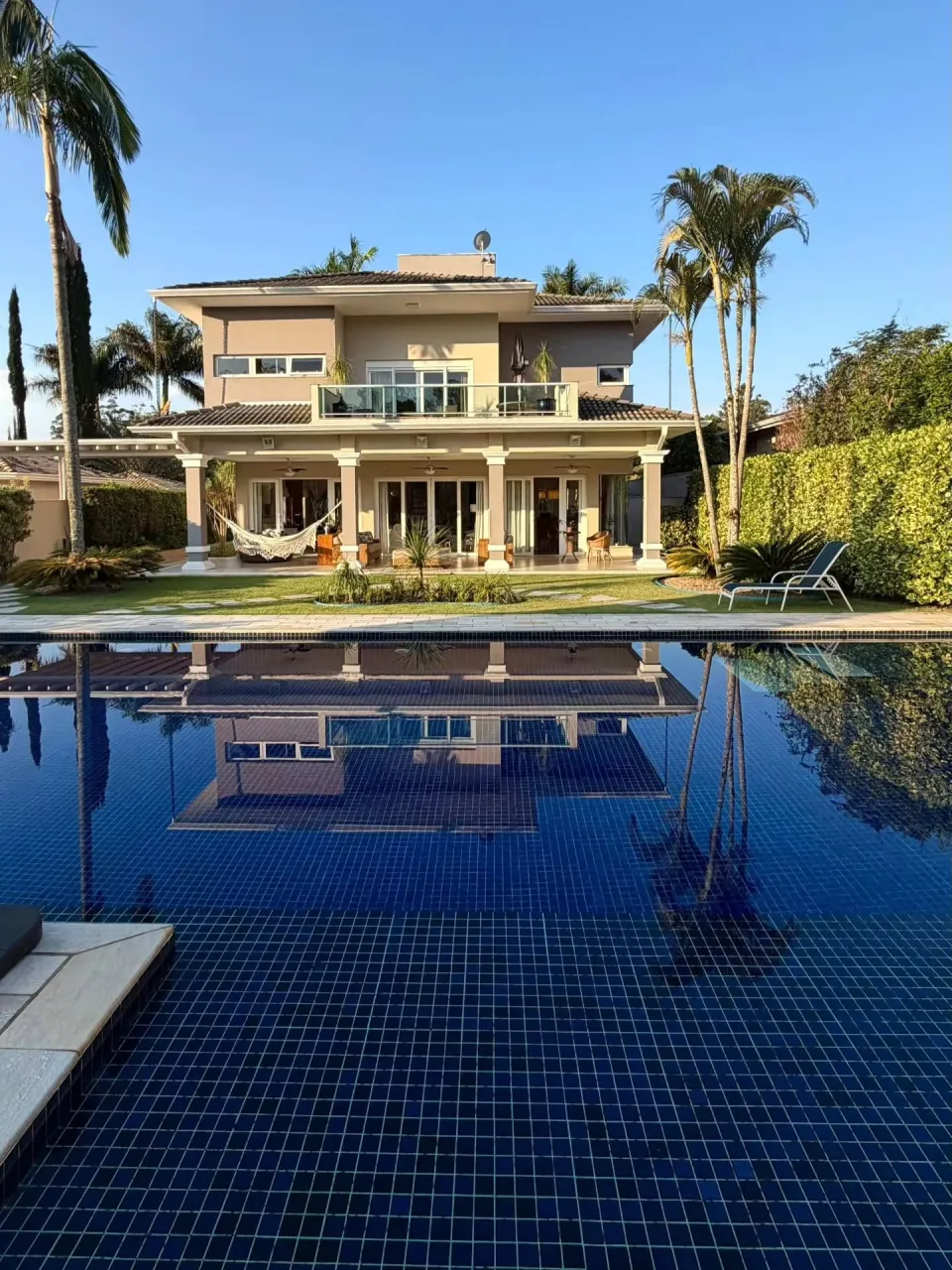 Piscina com vista da casa