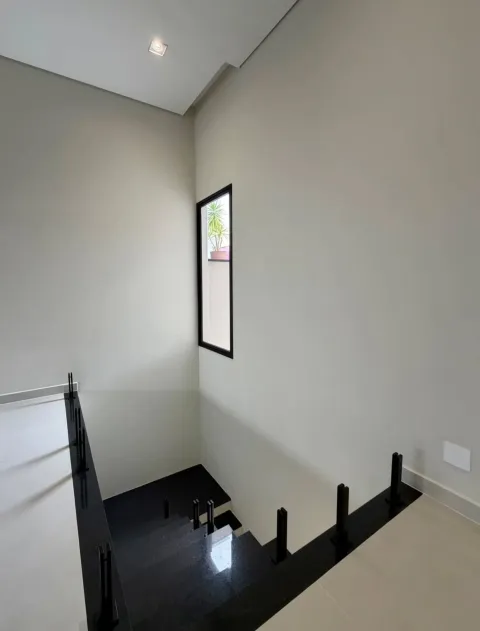 Escada com iluminação natural