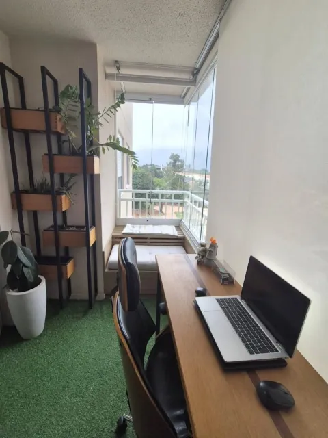 Varanda envidraçada com escritório