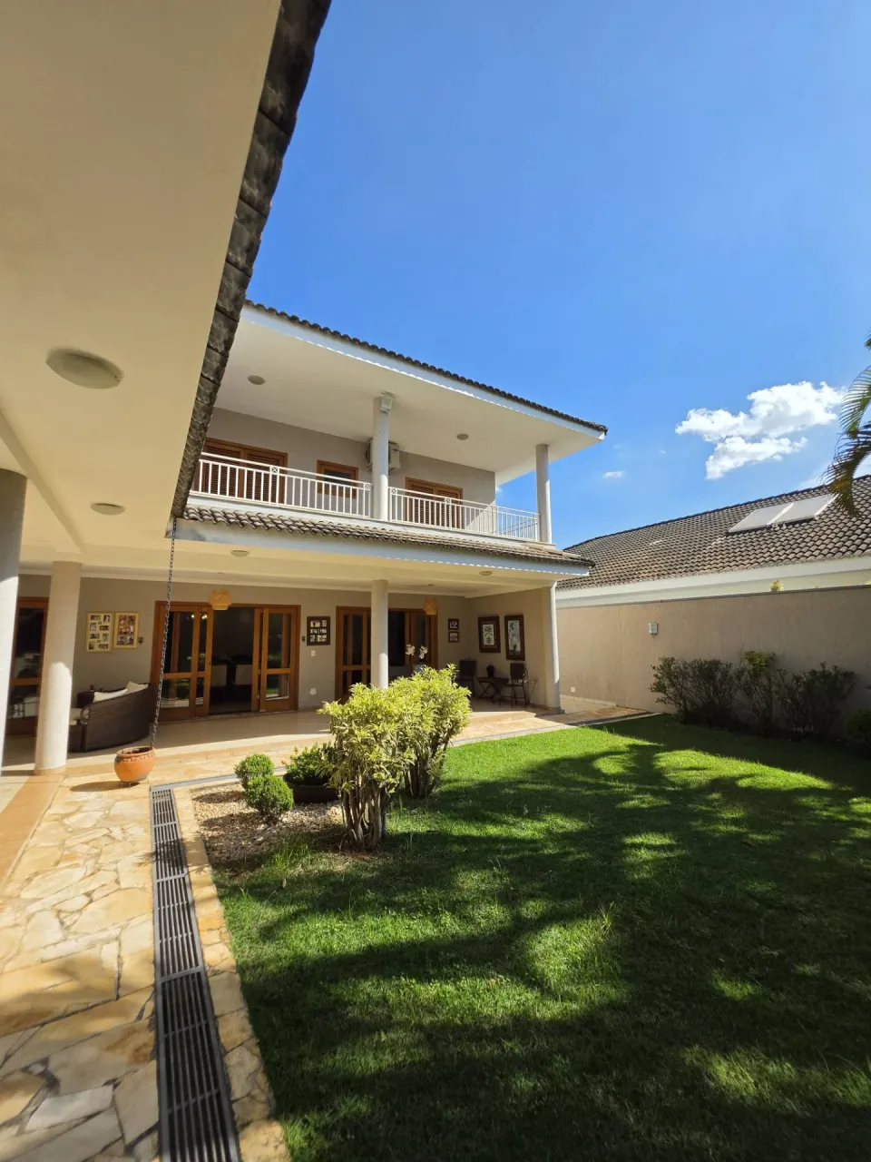 Fachada dos fundos com jardim