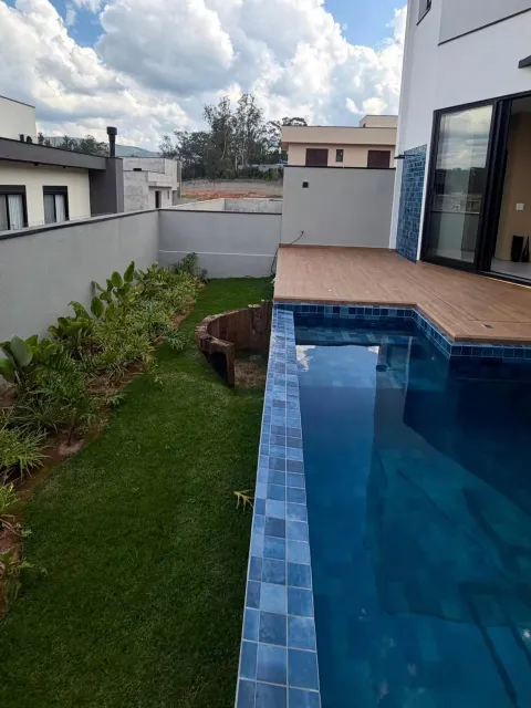 Piscina e jardim lateral