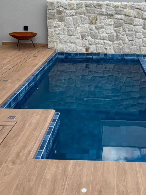 Piscina com cascata